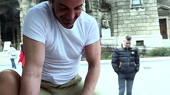 Vicky Love baise le masseur pendant que son mari attend