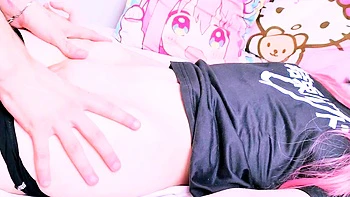 Тесная киска дрожит, когда милашка глубоко трахается пальцами