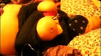 Сильвия с большой грудью связана, дразнят и щекочут