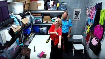 MILF loira de peitos grandes Danni Jones fodida após roubar