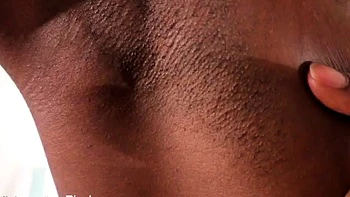 Mistress Ava Black et ses aisselles en sueur