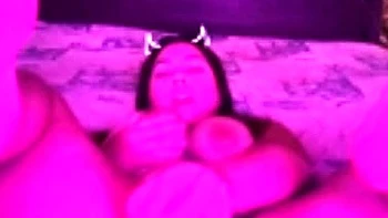 Латиноамериканка мастурбирует с игрушками и большими сиськами