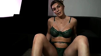 MILF morena peituda em lingerie solo compilação