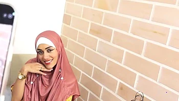 Hijabi Teen nach hartem Handjob vollgespritzt