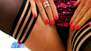 A buceta molhada de Lelani provoca com brinquedos e meias