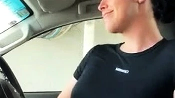 Milf morena se masturba en el lavado de coches