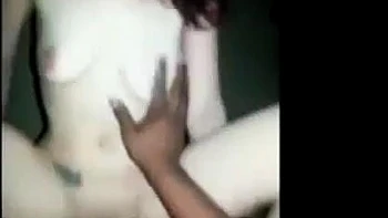 Любительский интеррасовый трах наездницей и сзади