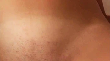 Blondes Teen mit kleinen Titten masturbiert alleine