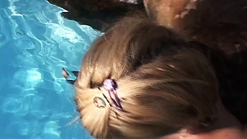 Kleine blonde Summer fummelt an ihrer Fotze