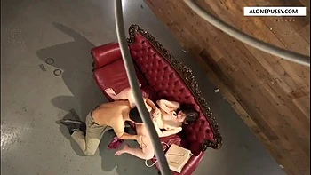 Esposa japonesa casada goza para o amante mais velho