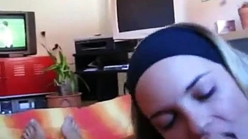 Le hago una mamada y lo monto mientras mira el partido