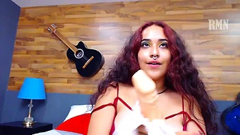 Jeune latina amateur déshabille son corps sur chat