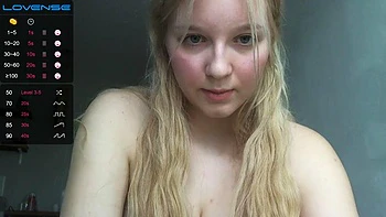 Loira amadora provocando na webcam