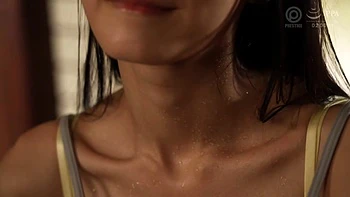 Jeune mince japonaise s’embrasse à fond