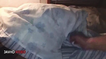 Japanisches Babe mit großen Titten beim Gruppen-Creampie