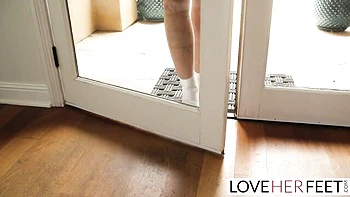 Dharma Jones adora pies sexy y hace footjob caliente