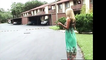 Charlee Chase milf loira e seus peitões em 3way insano