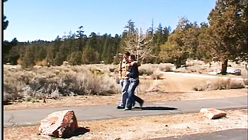 Lisa tatuada se chupa y masturba al aire libre