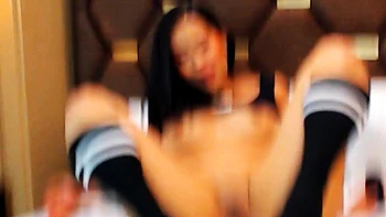 Brünette Babe spielt mit sich und macht ihre Fotze feucht