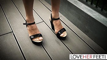 Dorothy Black Worships Sexy Feet