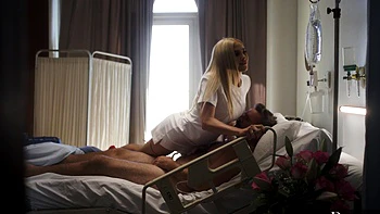 Мануэль Феррара трахает двух горячих медсестер в больнице