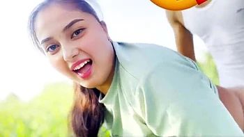 Chica india de pueblo con tetas grandes follada duro en la jungla con su novio