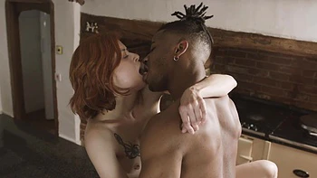 Rothaarige Nina Sever reitet dicken schwarzen Schwanz als Reverse Cowgirl