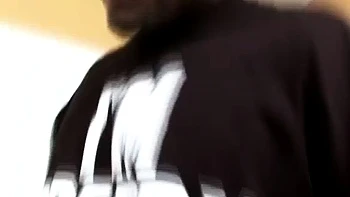 Grosse chatte noire suce et baise interracial avec striptease