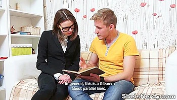 Brünette Carmen Fox fickt hart auf der Couch