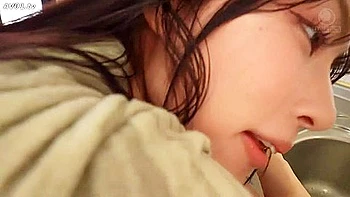 Japanisches Girl mit großem Arsch zeigt ihren Booty