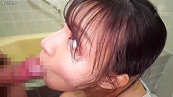 Japonaise au gros cul qui secoue son booty