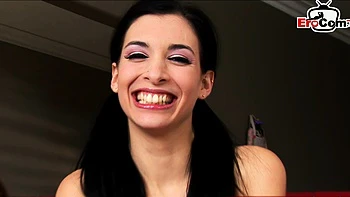 Adolescente británica delgada en su primer casting hardcore