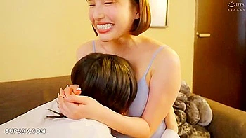 Asiatische Stiefschwestern mit großen Titten ficken unzensiert