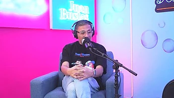 Latina Mayaofi reitet Sybian hart und bekommt Sperma ins Gesicht