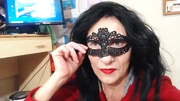 Behaarte italienische Brünette masturbiert sich mit Dildo im Arsch