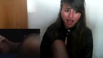 Латина-любительница дразнится с дилдо и большими сиськами в кафе