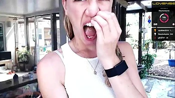 Chica solita muestra sus tetas pequeñas en webcam