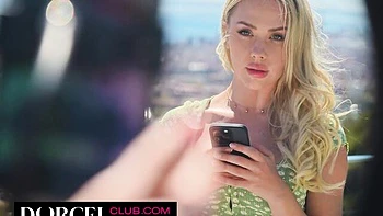 Angie Lynx e Mary Popiense lambem peitos e buceta