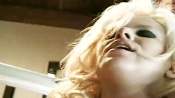 Deux blondes à gros seins baisent avec des strap-ons