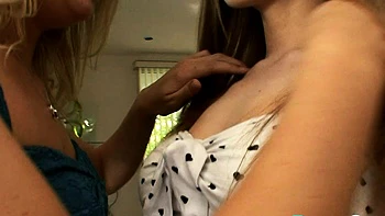 Lesbiennes sexy plongent dans un cunnilingus intense