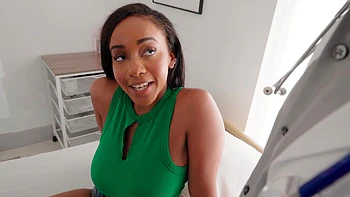 Brad Newman baise dur Lily Starfire, bombe noire en interracial