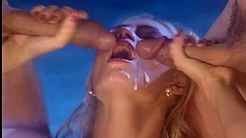 Блондинка в двойном проникновении: минет и трах на улице с двумя