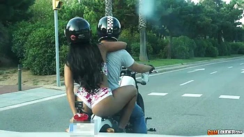 Großer Arsch Babe fickt Doggy und Cowgirl