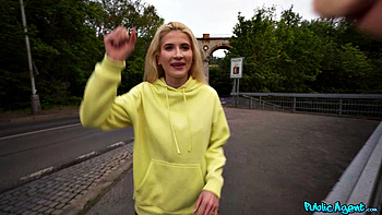 Blonde macht POV-Blowjob und Handjob draußen