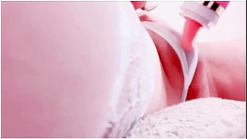 Японская мамка лижет киску и дрочит в одиночку