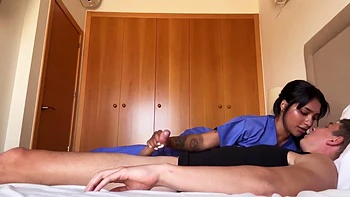 Медсестра с большим задом Ясмина Хан дала пациенту кончить в зад