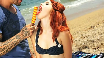 Amarna rousse baise fort un mec chaud sur la plage