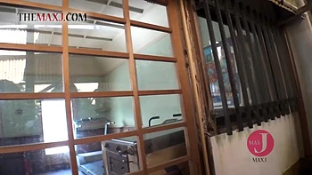 Asiática fodida com vibrador na buceta na rua