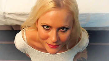 Blonde sexy se masturbe en plein air