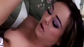 Везучий трахает брюнетку в позах наездницы и сзади